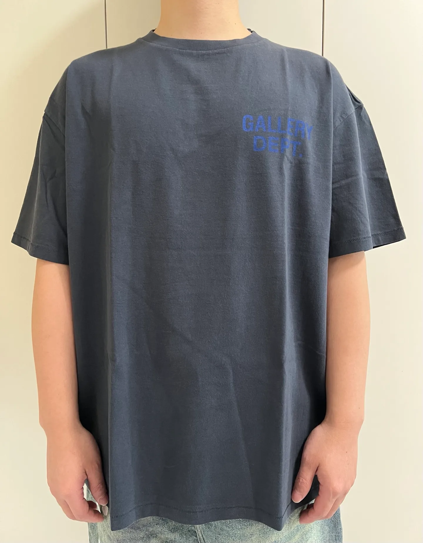 GALLERY DEPT. SOUVENIR TEE/WASHED BLACK Blue English LOGO short-sleeved Hollywood limited English TEE Washed black S-XL Assute garments dyed Re-washed and distressed Cylindrical fabric without side seams Non-open version Original development Complete accessories/matching Details in place